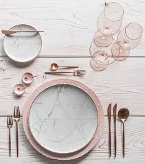 Beautiful Rose Gold Table Setting That S So Simple Chic And Stunning Idee Per La Tavola Idee Per La Cucina Apparecchiare La Tavola