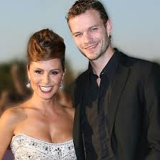 In dieser zeit dekoriert man die fenster und stellt einen adventskranz mit vier kerzen in die wohnung. Nazan Eckes Julian Khol Himmlische Hochzeit In Florenz Bunte De