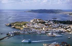 A mature, divorced podiatrist, his younger girlfriend, and her teenage children travel to ibiza and experience a crazy holiday. Deutsche Schnorchlerin Ertrinkt Vor Ibiza