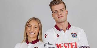 Alexander sörloth ile 1 yıllık daha kiralık sözleşmesi bulunan trabzonspor, fesih için roma dan sörloth ve sevgilisi trabzonspor'un yeni formalarıyla poz verdi. Sorloth Ve Sevgilisi Lena Selnes Trabzonspor Un Yeni Formalariyla Poz Verdi Fotomac