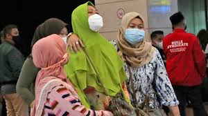 Rescuers searching for the wreckage of an indonesian passenger jet that crashed into the ocean with 62 people on board on saturday say they have located the plane's black box flight recorder and obtained communications data. Indonesian Boeing 737 500 Airliner Carrying 62 People Goes Missing After Take Off Itv News