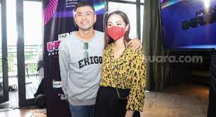 Ketikkan nama penyanyi dan judul lagu, berikan tanda kutip di judul lagu, misal: Nagita Slavina Fans Berat Arya Saloka Raffi Ahmad Gawat