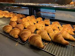 Le pain au chocolat, aussi appelé chocolatine. Le Saviez Vous Le Meilleur Croissant De La Region Se Trouve Dans La Metropole De Lille Lille Actu