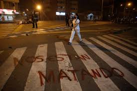 La manera como esta tanqueta pasa por encima de los manifestantes es espeluznante. Se Elevo A 13 La Cifra De Muertos En Protestas Contra La Brutalidad Policial En Colombia Vanguardia Com
