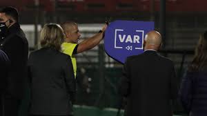 Éber aquino, árbitro del polémico encuentro entre chile y uruguay, fue el centro de atención en las redes sociales. Guarello Y Criticas Al Arbitro De Chile Uruguay El Se Las Busco Por Cagon Y Por Ladron