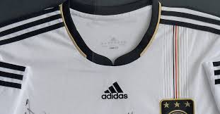 Отметок «нравится», 113 комментариев — lukas podolski (@poldi_official) в instagram: Das Dfb Team Unterschrieb Ein Original Wm Trikot Von 2010