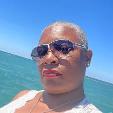 Derrick Rose outside of his childhood home in Englewood with his brothers,  mom, and kids ❤️