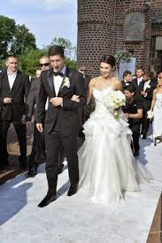 Sie helfen kindern ihre talente heraus zu bringen/zu erkenne etc…. Robert Lewandowski And Anna Stachurska Red Carpet Wedding Fussball Bayern