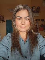 💁🏾‍♀️ Question of the Day‼️Do you prefer your parts super clean or more  natural? Sidenote: I love free parting my own hair because I love how they  overlap. I don't care for