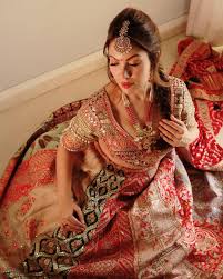 Munmun Dutta, aka Taarak Mehta`s Babita Ji, shines bright in ethnic wear