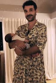 En una entrevista con marcelo polino, paula chaves confesó qué siente al trabajar nuevamente con su marido, peter alfonso, en la obra teatral locos en esta misma línea, chaves reveló: Pedro Alfonso Se Puso Un Vestido De Paula Chaves Y Tiene Sus Razones Para Hacerlo Para Ti