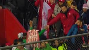 San martin de tucuman hinchada. Un Ejemplo El Saludo En Plena Tribuna De Los Hinchas De Sarmiento A San Martin De Tucuman Por Su Ascenso Infobae