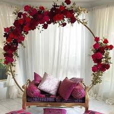 Spectacular home décor for an anniversary with fancy balloons or lanterns would simply startle your partner/spouse. Anniversary Decoration Ideas Blog