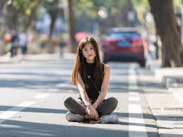 The chinese crested dog comes in two distinct varieties, often in the same litter. Wallpaper Long Hair Chinese Girl Sit On Ground 1920x1440 Hd Picture Image