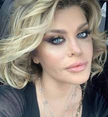 Loredana groza este una dintre cele mai mari artiste din românia. AÈ™a AratÄƒ Loredana Groza NemachiatÄƒ DupÄƒ Ce S A Spus CÄƒ È™i A Operat FaÈ›a A Avut Curaj SÄƒ Se AfiÈ™eze AÈ™a Foto Spynews Ro