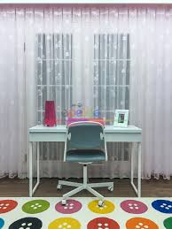 Tül perde, fon perde ve diğer perde modelleri oldukça cazip seçeneklerdir ama iş çocuk odasına perde seçmeye gelince aklınızdaki dekorasyon dinamiklerini bir. Kiz Cocuk Odasi Icin Tul Perde Pembe Pembe Perde Ev Dekoru Pembe