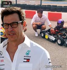 🔵 Toto Wolff: 🗣️ "Tengo un hijo de siete años que corre en karts y lo ve  todo. Es la primera vez, desde hace unos meses, que me dice 'qué mier**', y