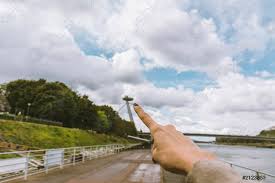 Subito a casa e in tutta sicurezza con ebay! Donne Dito Puntando Al Ponte Fuori Fuoco Sul Fiume Danube Foto D Archivio Crushpixel