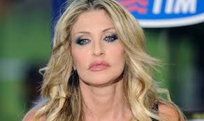 Dai nomi dei calciatori storpiati agli appunti sgrammaticati e la posa in stile basic instinct. Paola Ferrari Assente Alla Domenica Sportiva Attacca L Alitalia Ilnapolista