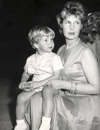 Sus nombres y sus títulos de nobleza 20 nov 2014 a los 88 años, murió la duquesa de alba, la aristócrata con más títulos nobiliarios del mundo. Cayetana De Alba Rebelde Vividora Unica