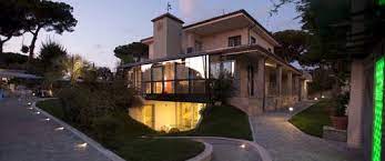 La casa di cura immersa completamente nel verde, e' circondata da un vasto parco che garantisce quiete, clima mite e un ambiente salubre. Casa Di Riposo Rsa Villa Verde S R L