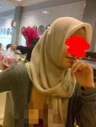 5 Gambar Gadis Bertudung Selak Buah Dada Untuk Bf Di Restoran Makanan Segera Ohcewek