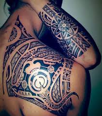 Tatouage Raie Polynesien Dedans Tatouage Tahitien 20 Modeles Etonnants Pour S Inspirer De La Polynesian Tattoo Maori Tattoo Tahitian Tattoo