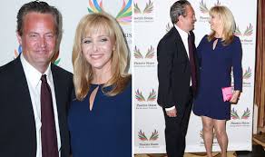 Lisa kudrow, an american actress, voice actress, writer, comedian, and producer, is currently married to michael stern, an american business executive since 1995. Friends Lisa Kudrow Presents Former Co Star Matthew Perry With An Award Celebrity News Showbiz Tv Express Co Uk