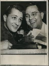 1958 Press Photo Football players Giles Miller and Connell Miller talk