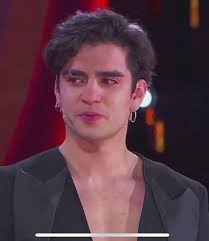 Seguro para llegar a la final le pidieron algo a cambio, y él no aceptó (es  mi opinión) vivimos en un mundo corrupto.