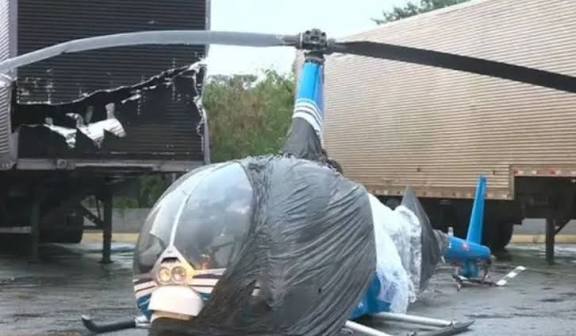 Helicóptero da TV Bandeirantes faz pouso forçado após pane e colide com carreta em Guarulhos