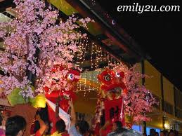 Pada hari itu , semua ahli keluarga akan berkumpul lagi untuk makan malam bersama. Celebrating Chap Goh Mei Festival Walk From Emily To You