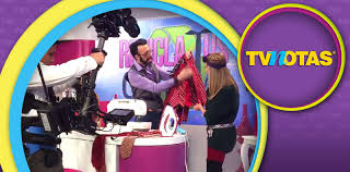 Xavier lópez chabelo y martín ramos pepito son primos, y durante una excursión con los boy scout se separan del grupo para ir a buscar un gorila por el cual ofrecían una. Hijo De Chabelo Reaparece En Tv Para Dar Tips De Moda Con Raquel Bigorra Tvnotas Irresistible