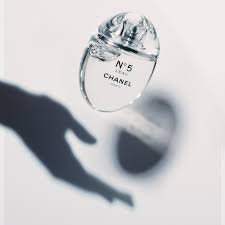 Chanel's New No. 5 L'Eau Drop Bottle Was Inspired By Marilyn Monroe | Vogue