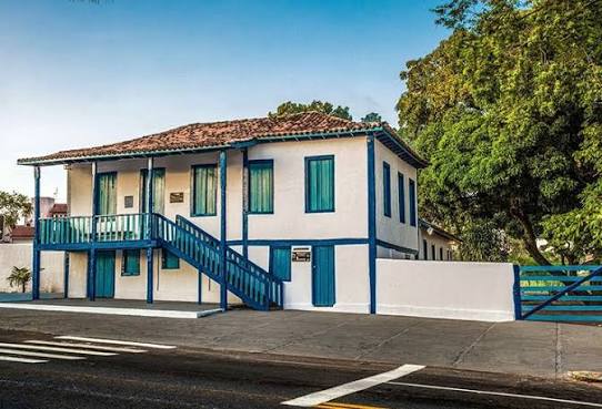 Casarão dos Gonzaga O Casarão dos Gonzaga foi construído no começo do  século XX. O que antes servia como uma das primeiras residências da cidade  de Caldas Novas. Hoje está totalmente restaurado