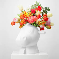 A gigantic puppy topiary completely covered in an living flowers. Jeff Koons