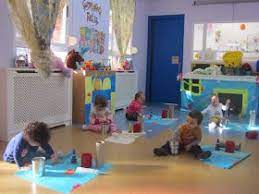 La Mitad Del Grupo De Ninos De 1 2 Anos En Su Aula Con Montse Realizan Juego Heuristico U Juego Heuristico Actividades Para Preescolar Actividades Para Ninos