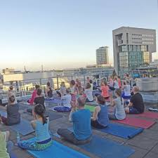 An ashtanga asana might seem intimidating, but it can lead to a much better lifestyle if practiced religiously. Yoga Dusseldorf Finde Dein Passendes Studio Ground D