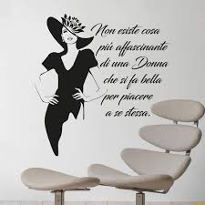 Adesivi murali donna con frase“Non esiste cosa più affascinante di una  donna che si fa bella per piacere a se stessa” : Amazon.it: Prodotti  Handmade