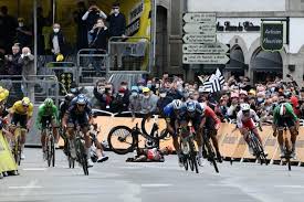 En réalité la somme totale est redistribuée au sein de l'équipe composée de 9 coureurs. Tour De France 2021 Le Peloton Gronde Apres La Serie De Chutes