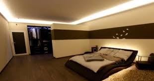 Indirekte Led Beleuchtung Mit Stuckleisten Lichtvouten Lichtprofilen Und Led Spots Stuckleisten Schlafzimmerdecke Wohn Schlafzimmer