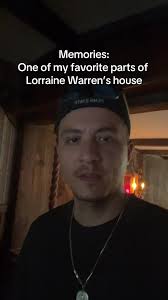 Recuerdos en la mesa de la cocina de Lorraine Warren