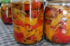 Scaldate l'olio in una padella antiaderente capiente, quando l'olio è caldo aggiungete i peperoni e fateli rosolare per 5 minuti a fuoco vivace mescolandoli spesso; Peperoni In Agrodolce