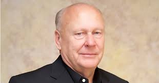 Maricopa Murray,' Rock Earle Tells Tales of Two Cities