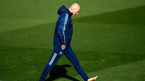 He began playing with the youth teams of his native city, from where he went to cannes, with whom he made his debut in the french first division at the. Zidane Uber Abschied Von Real Es Hat Mich Und Das Gesamte Team Verletzt
