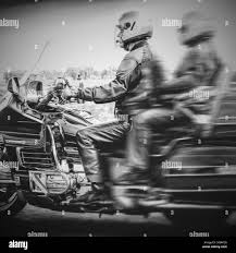 Pareja En La Carretera En Una Moto Fotografia De Stock Alamy