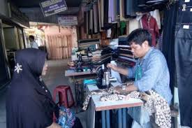 Setidaknya, 2 orang penjahit pria dan 5 orang penjahit wanita dilibatkan dalam pembuatan masker tersebut. Jelang Lebaran Penjahit Di Pasar Raya Padang Keluhkan Sepi Pesanan Antara News