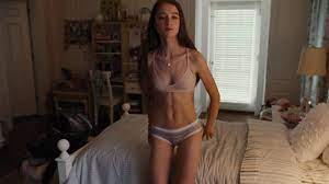 Naked Raffey Cassidy in The Killing of a Sacred Deer < ANCENSORED
