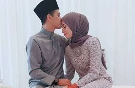 Hari ini, pasangan ude wahid dan isteri pertamanya intan liana telah sah bercerai talak satu selepas lafaz dibuat di hadapan mahkamah pagi tadi. Hikmah Bakal Hilang Suami Intan Liana Dapat Tawaran Model Muslimah Hiburan Mstar