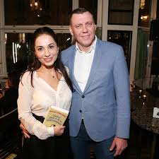 Markéta vondroušová se nečekaně probojovala až do finále french open, kde nakonec nestačila na novou světovou dvojku, australanku ashleigh bartyovou. Misa Me Zaujala Ze Neni Normalni Prozradil Pritel Kuklove Mluvime I O Svatbe Rekla Herecka Expres Cz